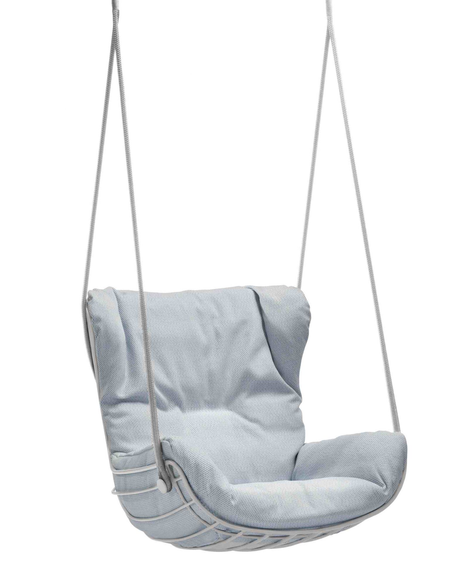 Leyasol Schwingsessel von Freifrau Manufaktur in Hellblau, hängend an Seilen. Bequemer Sessel für entspannte Momente.